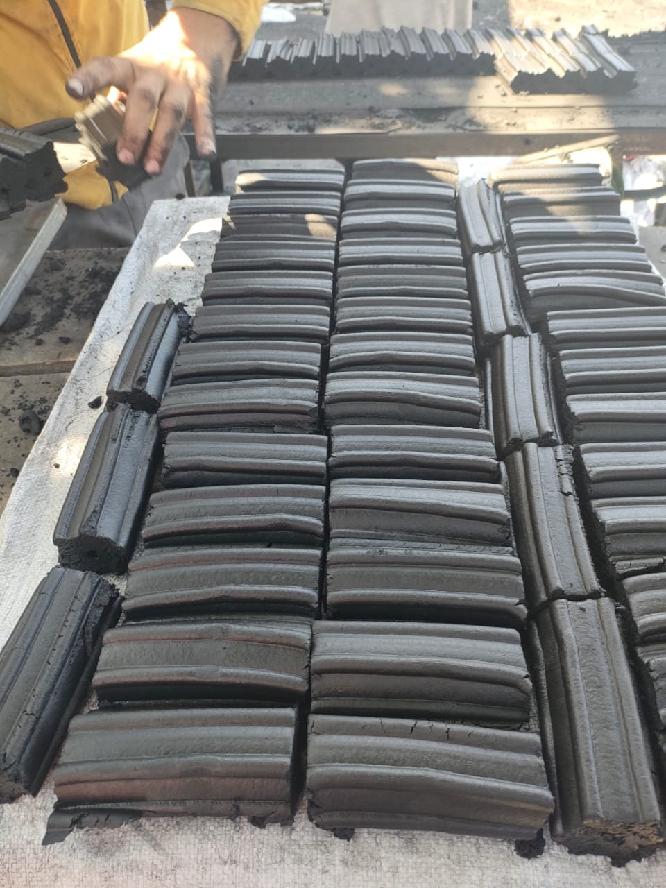 فحم مضغوط للمشاوي (BBQ Charcoal)